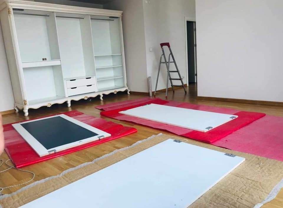 Taşımaya hazırlanan mobilya parçaları