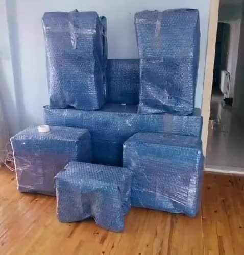 Taşınmaya hazır, koruyucu ambalajla paketlenmiş eşyalar